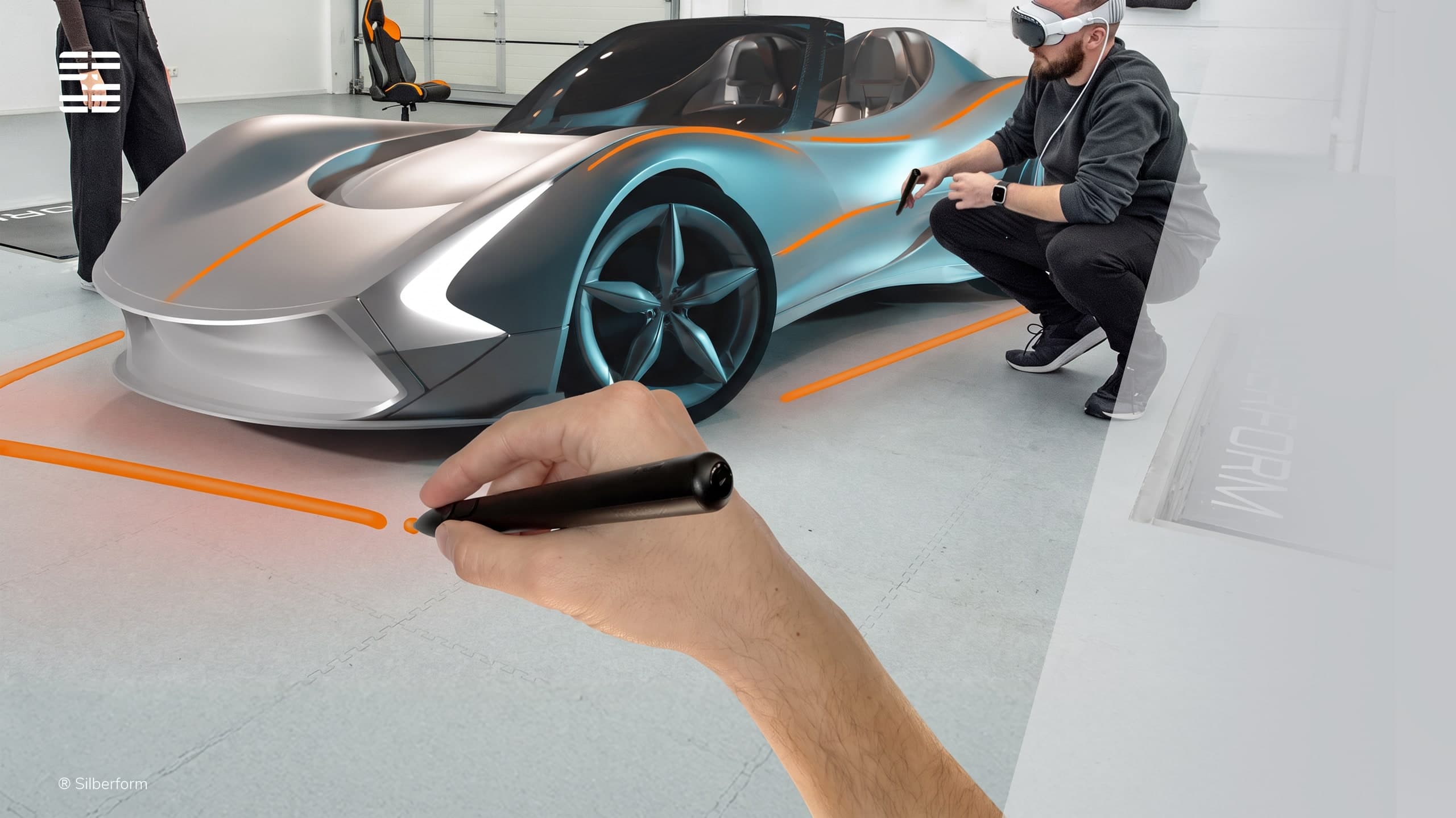 Eine Person zeichnet mit einem Stift Markierungen direkt an einem immersiven Fahrzeugmodell.