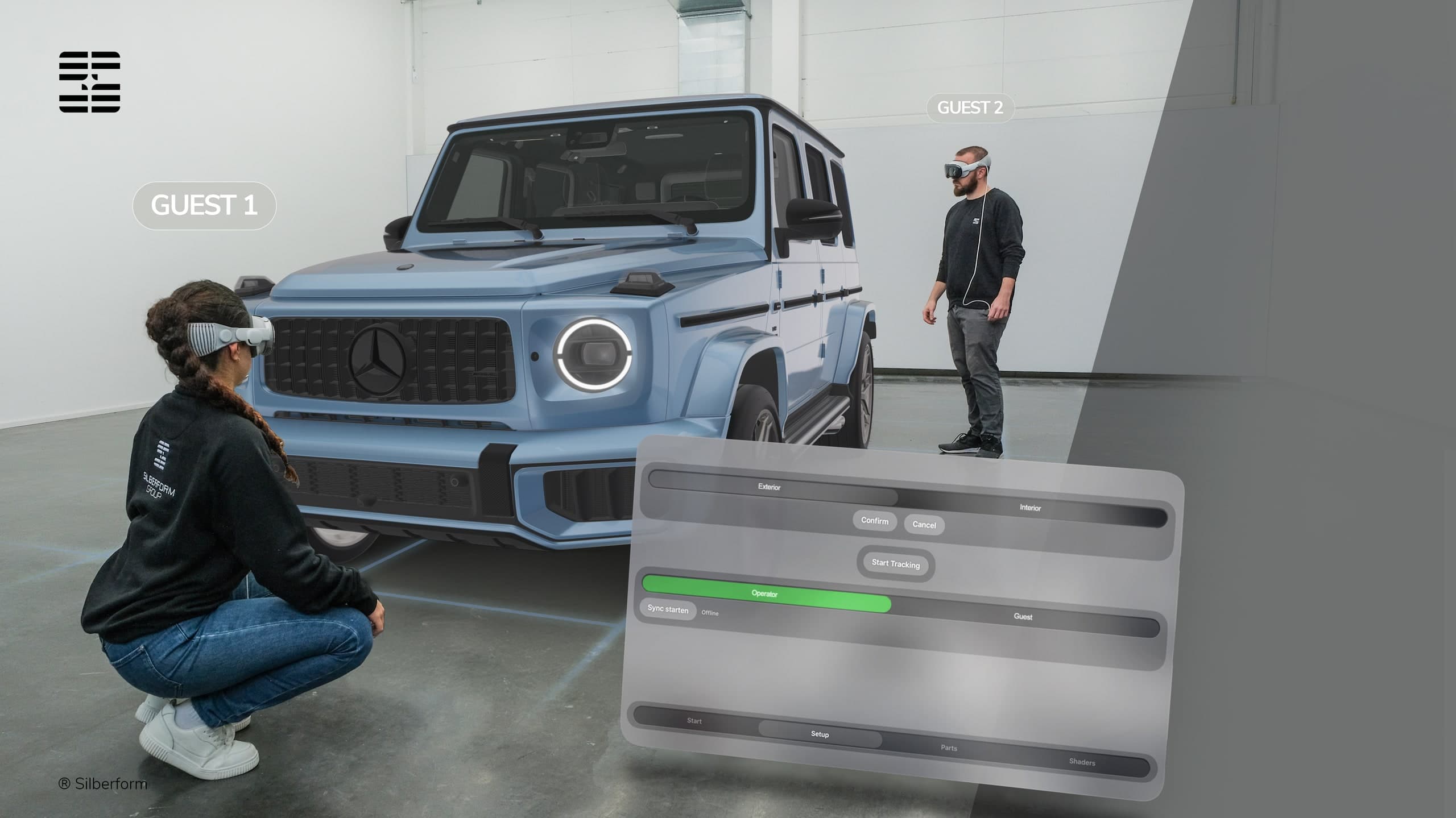 Teilnehmer reviewen gemeinsam ein maßstabsgetreues digitales Fahrzeug mit Apple Vision Pro.